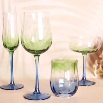 נבול יצירתי מימי הביניים, יין אדום, כוס, באופן מלאכותי נחשף ירוק צבע קצה צפוף רגל גבוהה ספל רטרו האנושי פרח מלבלב